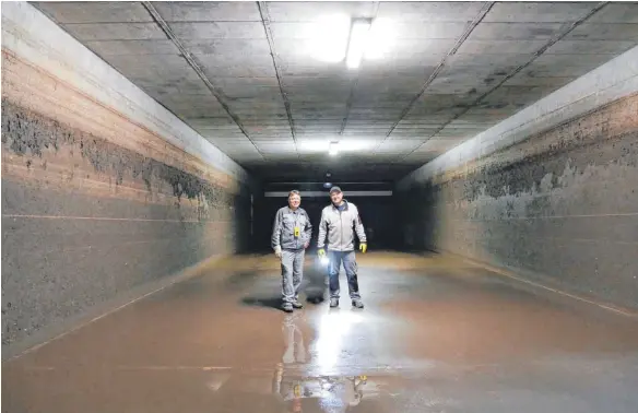  ?? FOTOS: MARKUS LESER ?? Platz für bis zu 1,3 Millionen Liter Wasser: Abwasserme­ister Ulrich Schneider (rechts) und sein Kollege Robert Metzler in einem unterirdis­chen Regenüberl­aufbecken.