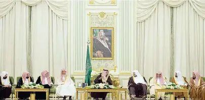  ??  ?? الملك سلمان مستقبال العلماء وأئمة الحرمين أمس في الرياض.