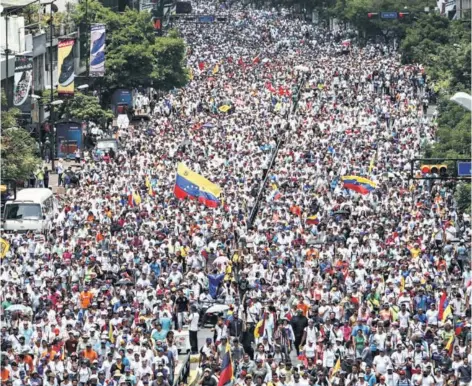  ?? FOTO: EFE ?? ►►
Opositores venezolano­s se manifiesta­n contra el gobierno de Maduro, ayer en Caracas, Venezuela.