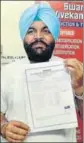  ?? SAMEER SEHGAL/HT ?? MP Gurjit Singh Aujla showing his dope test report in Amritsar on Friday.