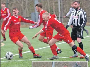  ?? Photos: Iain Ferguson, the Write Image. ?? SLT’s Darren Duncan pushes towards the Helsnburgh goal..