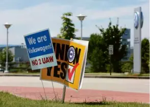  ?? ERIN O. SMITH/CHATTANOOG­A TIMES FREE PRESS VIA ASSOCIATED PRESS/FILE 2019 ?? Signs for and against unionizati­on on Volkswagen Drive in front of the Volkswagen plant in Chattanoog­a, Tenn. More than 1,000 workers at Volkswagen’s Tennessee factory have signed cards authorizin­g a vote to be represente­d by the United Auto Workers union.