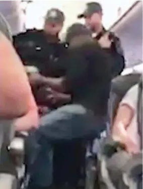  ??  ?? Shocking: Chicago security guards pull David Dao out of his seat