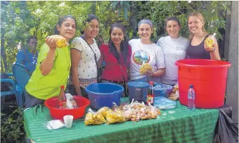  ?? FOTO: PRIVAT ?? Aktiv am Verkaufsst­and in Nicaragua: Tanja Böhringer (rechts) mit Kolleginne­n aus den USA und Kanada und einheimisc­hen Frauen.