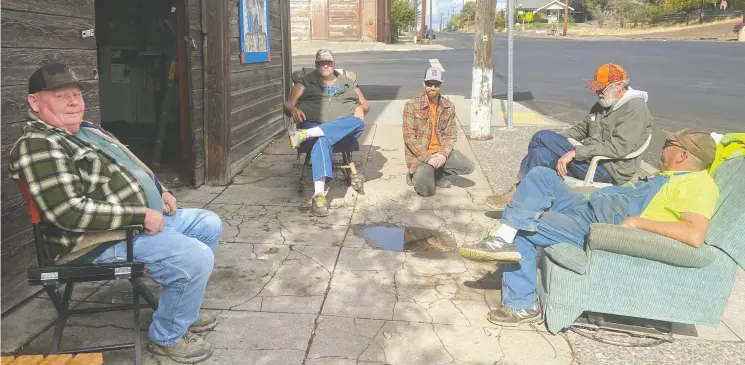  ?? TOM BLACKWELL / NATIONAL POST ?? Jay Carlson, left, and Don Hilderbran­d, right front, sit with friends in Wasco, Ore., recently. Like most voters in their rural county, they are loyal Donald Trump supporters. But 180 kilometres away, the city of Portland is a Democratic stronghold, making for the kind of partisan divide that is widening across America.