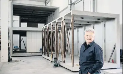  ?? ANA JIMÉNEZ ?? El arquitecto Xavier Claramunt, fundador de la empresa, que emplea a 70 personas en la fábrica de Vic