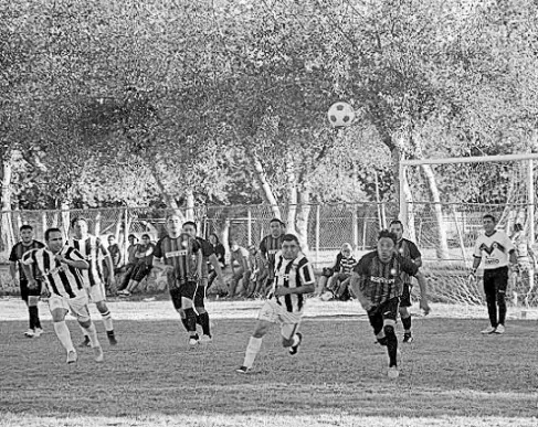  ??  ?? Más peleado de lo que se esperaba está resultando el torneo de liga de futbol de veteranos.