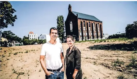  ?? RP-FOTO: ANDREAS BRETZ ?? Alexander Schmitz und Marion Schaub von Interboden auf dem früheren JVA-Gelände