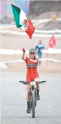  ??  ?? Campuzano y Ulloa festejan con la bandera de México sus oros.