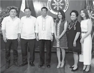  ??  ?? NEW TOURISM SECRETARY– President Duterte poses with Tourism Secretary Bernadette Romulo-Puyat and her parents, former Foreign Affairs Secretary Alberto Romulo, and wife Rosie, and daughter Maia, shortly after the oath taking ceremony in Malacañang on...