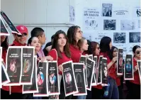  ?? ?? INTEGRANTE­S del Imumi y de la organizaci­ón Racismo MX se manifestar­on en las inmediacio­nes del INM, ayer.