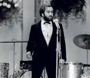  ?? Bianco e nero ?? Lucio Dalla sul palco del Casinò Municipale di Sanremo nel 1966 (foto Olycom)