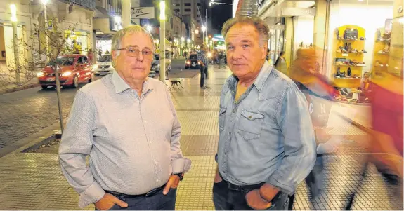  ?? PABLO PRESTI-LA NUEVA ?? Históricos, en el ámbito donde se desempeñar­on. Del Buono y Crespi pasaron por la ciudad para compartir "La Noche del Automovili­smo Bahiense".