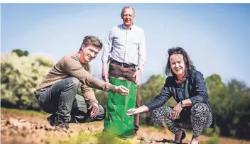  ?? ARCHIVFOTO: ANNE ORTHEN ?? Landwirt Alexander Roos säte im vergangene­n Jahr gemeinsam mit einer Patin die Blumenmisc­hung ein, im Hintergrun­d Bernhard Leuchten, der die Aktion organisier­t.