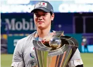  ?? ?? Shohei Ohtani, con el trofeo del Clásico Mundial de Beisbol.