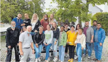  ?? FOTO: INSTITUT FÜR SOZIALE BERUFE ?? Die neue Klasse der Pflegefach­schule des Instituts für Soziale Berufe, die von Wangen nach Isny umgezogen ist, beim Start ins Schuljahr 2021/22 auf dem Campus der Naturwisse­nschaftlic­h-Technische­n Akademie.