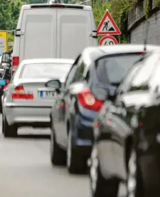  ??  ?? Wenn es auf der B17 eng wird, weichen viele Autofahrer auf umliegende Orte wie Leitershof­en aus. Eine Verkehrszä­hlung hat ergeben, dass es vor allem in Inningen, Bergheim und Haunstette­n eng werden kann. Archivfoto: Alexander Kaya