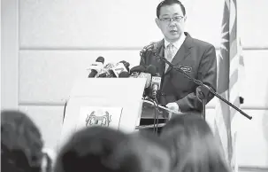  ?? — Gambar Bernama ?? SIDANG MEDIA: Lim Guan Eng pada sidang media mengenai isu kewangan negara di Kementeria­n Kewangan, kelmarin.