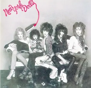  ??  ?? Portada del debut de los New York Dolls, Sylvain es el segundo desde la izquierda.