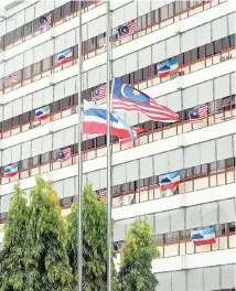  ?? - Bernama photo ?? The national and Sabah state flags at half-mast yesterday following the passing of Sultan of Kedah Sultan Abdul Halim.