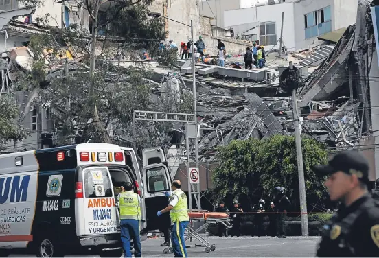  ?? AP ?? Rescue workers and volunteers searching a collapsed building in Mexico City.