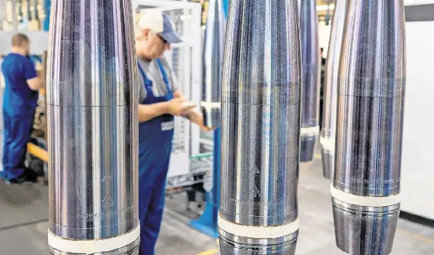  ?? FOTO: PHILIPP SCHULZE/DPA ?? Der Top-seller der deutschen Rüstungsin­dustrie: Granaten mit dem Nato-standardka­liber 155 Millimeter der Firma Rheinmetal­l.