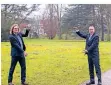  ?? FOTO: CREI ?? Festivalch­ef Tim Isfort (links) und Volksbankc­hef Guido Lohmann im Schlosspar­k.