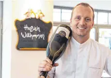  ?? FOTO: CHRISTIAN FLEMMING ?? Julian Karr hat 2017 sein Restaurant Karrisma in Lindau eröffnet. Nun bekommt er für seine Arbeit einen Michelin-stern. Karr produziert auch seinen eigenen Wein.