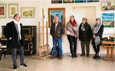  ?? FOTO: MAIK SCHUCK ?? Hans Joachim Becker eröffnete am Samstag die Gemeinscha­ftsausstel­lung der Künstler des Hofatelier­s Niedergrun­stedt.