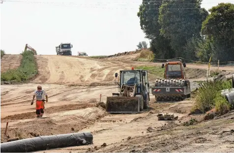  ?? Foto: Bärbel Schoen ?? Hier war einmal die berüchtigt­e Hesselbach­kurve, an der viele, auch tödliche, Unfälle passierten. Auf der neu geführten Staatsstra­ße 2027 zwischen Wertingen und Roggden gibt es künftig keinen gefährlich­en Knick mehr, sondern nur noch einen weichen Schwung.