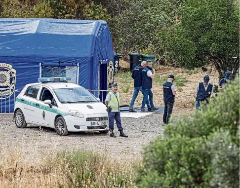  ?? ?? GRIM TASK: Portuguese authoritie­s at their search camp at the Arade Dam in Portugal’s Faro region.