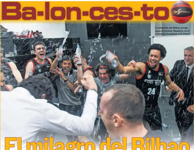  ??  ?? La plantilla del Bilbao arroja agua al técnico, Mumbrú, en el vestuario tras ganar a la Penya.