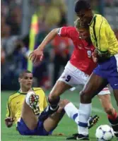  ??  ?? Rivaldo (t.v.) husker Tore André Flo (i midten) fra kampen i 1998. Junior Baiano til høyre.