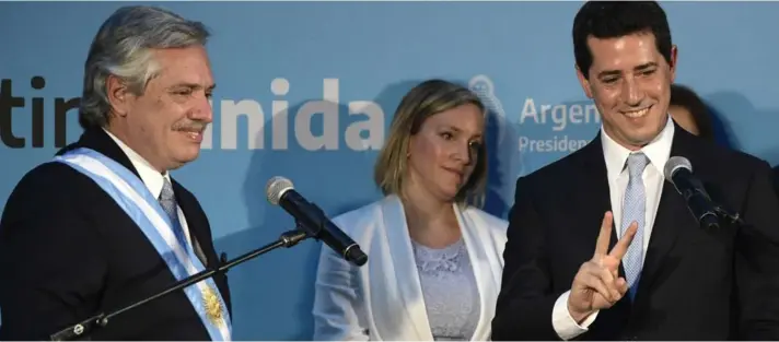  ?? ?? ► El ministro del Interior de Argentina, Eduardo “Wado” de Pedro, junto al Presidente Alberto Fernández antes de prestar juramento, en diciembre de 2019.