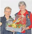  ??  ?? Blumen für die Notfallsee­lsorgerinn­en Ulrika Burth (links) und Elke Gehrling.