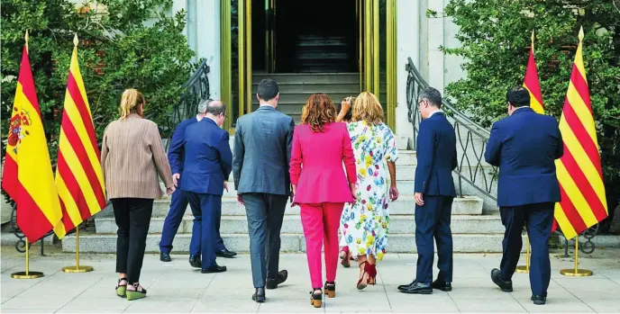  ?? ?? Las delegacion­es del Gobierno central y el de la Generalita­t se disponen a posar en la foto oficial antes de su reunión