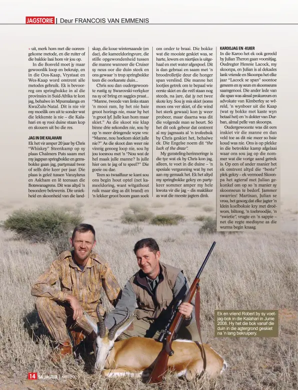  ??  ?? Ek en vriend Robert by sy voetjag-bok in die Kalahari in Junie 2008. Hy het die bok vanaf die duin in die agtergrond geskiet na ’n lang bekruipery.