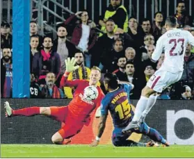 ?? FOTO: CLAUDIO CHAVES ?? Paradón de Ter Stegen El alemán evitó un gol de la Roma con 2-0