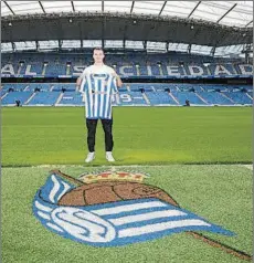  ?? FOTO: RS ?? Pokorny posa en Anoeta con la camiseta de la Real Sociedad