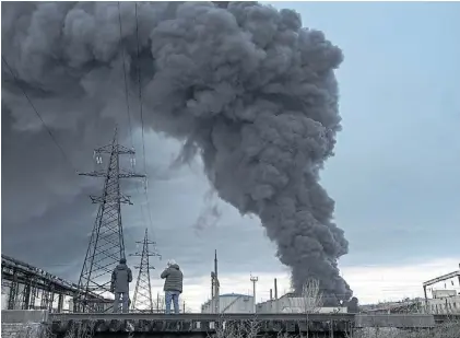  ?? AP ?? Humo. Una planta de almacenami­ento de petróleo en Odesa, tras un reciente ataque de las fuerzas rusas.