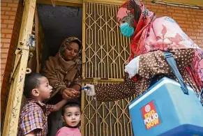  ?? — AFP ?? A health worker marking the finger of a child after administer­ing polio vaccine drops during a polio vaccinatio­n door-to-door campaign.