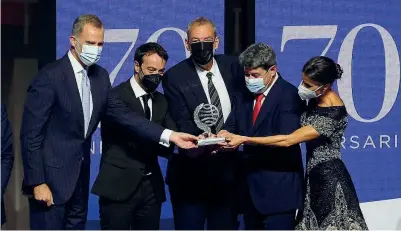  ?? ?? Premio Planeta Da sinistra, il re Felipe VI, Jorge Díaz, Antonio Mercero, Agustin Martínez e la regina Letizia alla premiazion­e