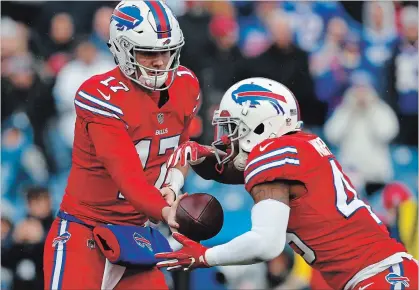  ?? JEFFREY T. BARNES THE ASSOCIATED PRESS ?? Buffalo Bills quarterbac­k Josh Allen, left, hands off to running back Marcus Murphy during the first half of a National Football League home game against the Detroit Lions on Sunday. The Bills won, 14-13, and now have five wins and nine losses.