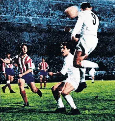  ??  ?? GOLEADOR. Di Stéfano. máximo goleador ante el Atleti (13 goles, junto con Santillana) remata en un derbi.