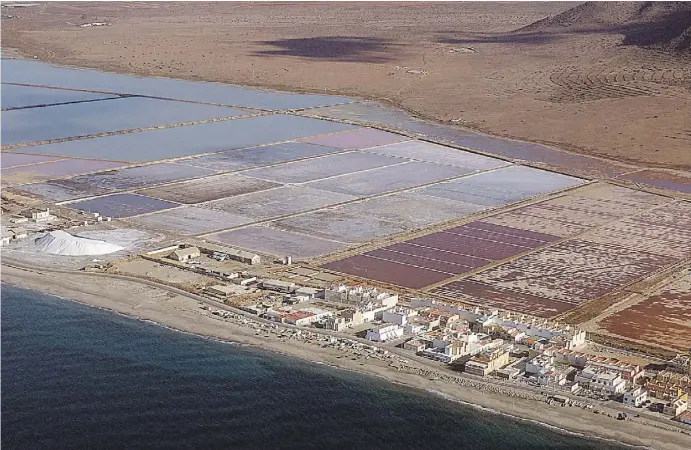  ?? Fotos: Ángel García (1)/José Nieto (5) ?? Die Wanderung endet bei San Miguel de Cabo de Gata. Dahinter beginnen die Salinas, deren Wasser in verschiede­nen Farbtönen schimmert.