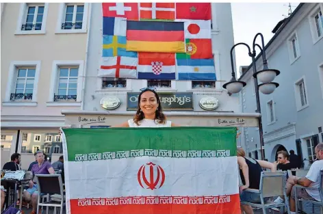  ?? FOTO: JANA BOHLMANN ?? Shahrzad Tajeddini ist Iranerin und leidenscha­ftlicher Fußballfan. Hier präsentier­t sie die Flagge ihres Heimatland­es.