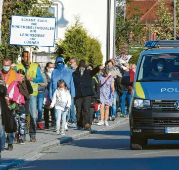  ?? Foto: Marcus Merk ?? In Zusmarshau­sen haben an die 100 Menschen gegen die Corona‰Auflagen demonstrie­rt.