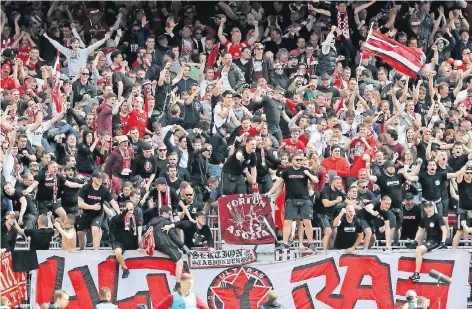  ?? FOTO: IMAGO ?? Für Fortuna Düsseldorf­s Fans ist die Frage nach einem weiteren Jahr in der zweiten Liga nach dem Sieg in Nürnberg beantworte­t.