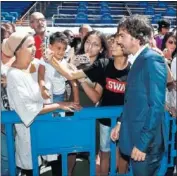  ??  ?? Fernando Alonso recibió ayer en el Bernabéu su acreditaci­ón como socio de honor del Real Madrid. Recorrió el estadio, pisó el césped y se fotografió con aficionado­s.