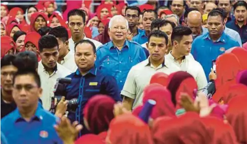  ?? FOTO: ?? NAJIB disambut hadirin pada Majlis Himpunan Usahawan Amanah Ikhtiar Islam Malaysia di Dewan Konvensyen Sultan Haji Ahmad Shah, semalam.